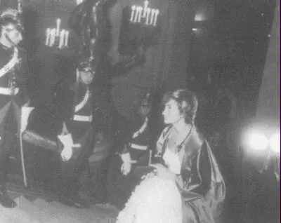На галаконцерте в парижской Опера 1957 г Франсуаза Саган отмечает выход - фото 8