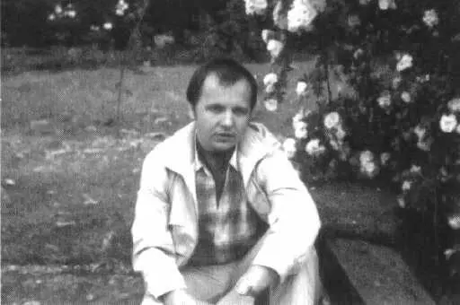 Владимир Резун вскоре после побега Великобритания 1978 г Татьяна с детьми - фото 8