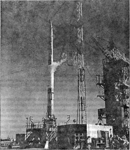 Ракетаноситель Vanguard на стартовой позиции 6 декабря 1957 года Сам спутник - фото 108