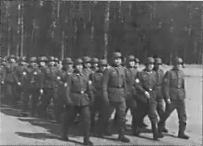 Строевые занятия легионеров Петер Кляйст также один из сотрудников Восточного - фото 52