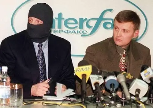 Саша и Виктор Шебалин в маске на прессконференции 17 ноября 1998 г Sergei - фото 18