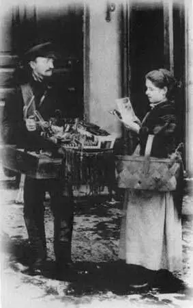 Торговец мелочным товаром С открытки 1900х гг Лоточник С открытки 1900х - фото 30