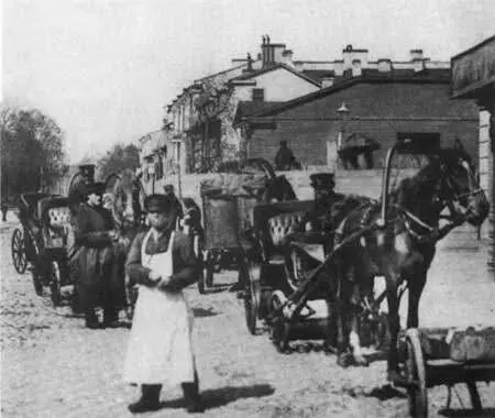 На одной из улиц Гавани На первом плане дворник С открытки 1900х гг - фото 35