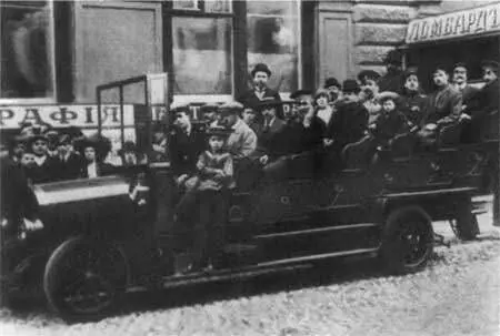 Первый автобус Фотография 1910 г Обоз транспортной части в проходном дворе - фото 41