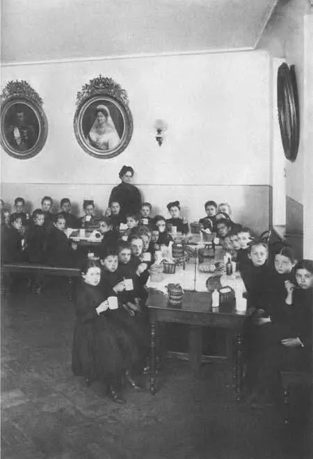 Воспитанницы Мариинской женской гимназии за завтраком во время большой - фото 70