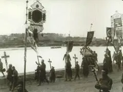 Крестный ход в Иркутске весной 1919 г Процессия с хоругвями движется вдоль - фото 45