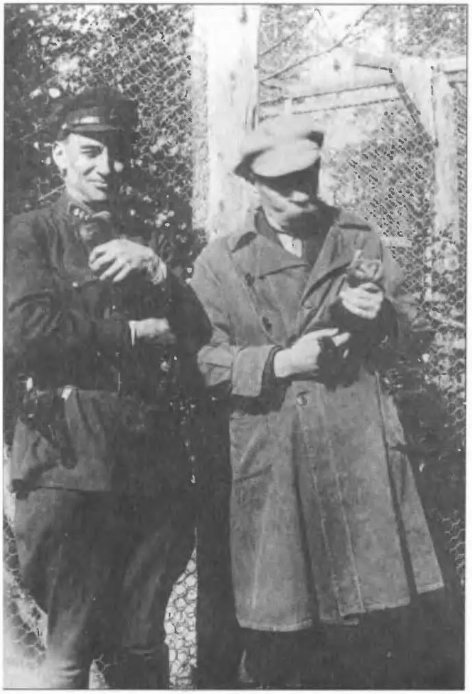 Г И Бокий и А М Горький в зверопитомнике СОАОКа 1929 г По своей натуре Г - фото 55