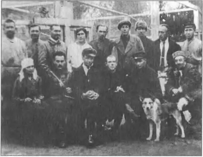 Сотрудники Биосада с председателем СОАОК В 1924 г на Соловках стал издаваться - фото 59
