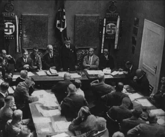 В 1925 г Гитлер воссоздал нацистскую партию Старыми в ней были программа - фото 19