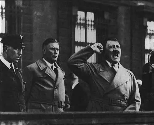 Оставаясь лицом к лицу с публикой Гитлер будто впадает в транс Он верит в то - фото 22
