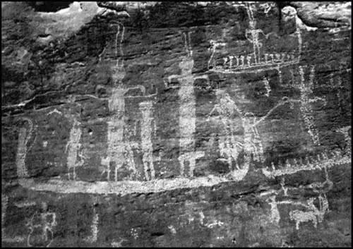 Фото скальной стены на Стоянке 26 Слева большая лодка с пятью фигурками - фото 6