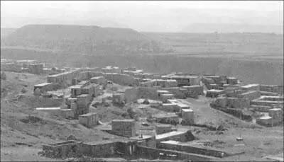 Селение Нокди На заднем плане огромный курган так называемый тепе Мы - фото 53