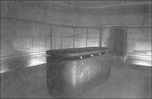 Погребальная камера фараона Тутмоса III На переднем плане саркофаг из - фото 178