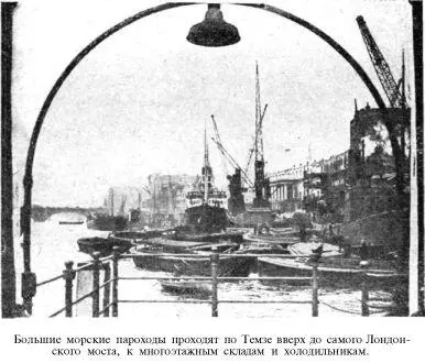 Мимо подъемных шлагбаумов Башенного моста большие морские пароходы проходят по - фото 23
