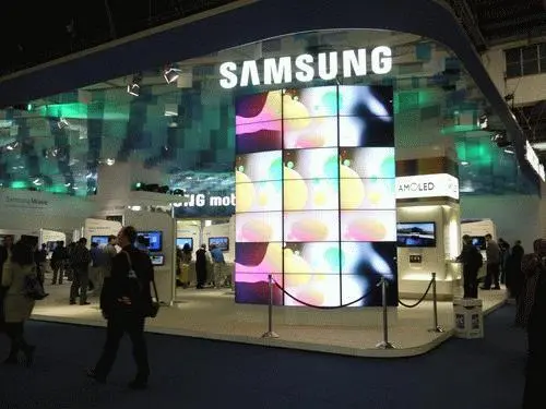 Стенд корпорации Samsung был похож на гигантский аквариум переливавшийся - фото 35