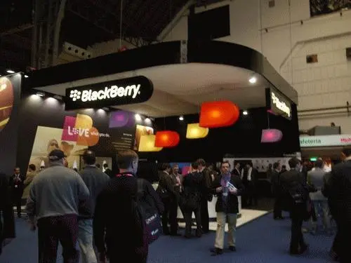 Blackberry сверкала яркими цветами на фоне традиционного для компании чёрного - фото 36