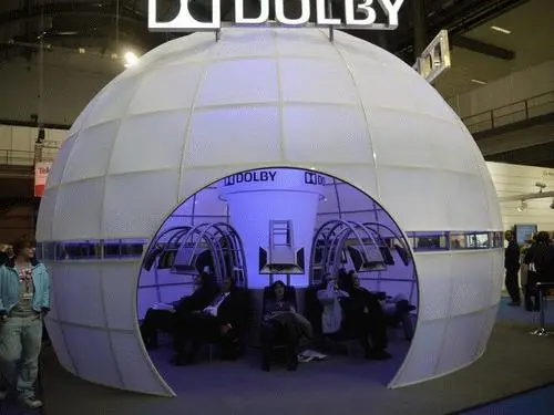 А экспозиция Dolby казалось была просто инопланетной На стенд приземлилась - фото 40