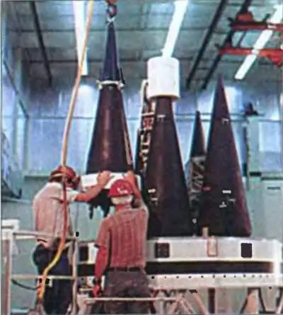 Рис 328 Монтаж боевых блоков на платформе ступени разведения - фото 110