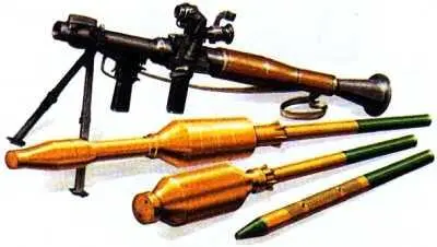 Рис 135 Ручной противотанковый гранатомет РПГ7В1 и выстрелы к нему на - фото 42