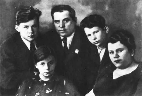 Семья Зверевых в 1942 году Арсений Григорьевич Екатерина Васильевна сыновья - фото 26