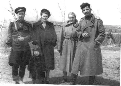 Аркадий Натанович и Елена Ильинична Ошанина с друзьями Весна 1954г Камчатка - фото 15