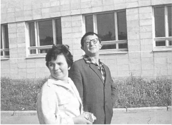 Борис Натанович и Аделаида Андреевна Стругацкие Середина 1960х гг - фото 20