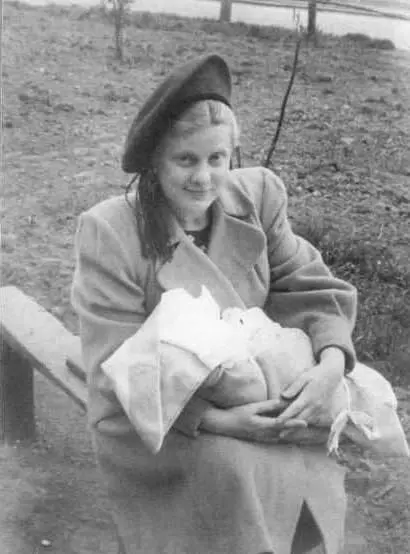 Елена Ильинична с грудной дочкой Машей Осень 1955 г Москва Аделаида - фото 23