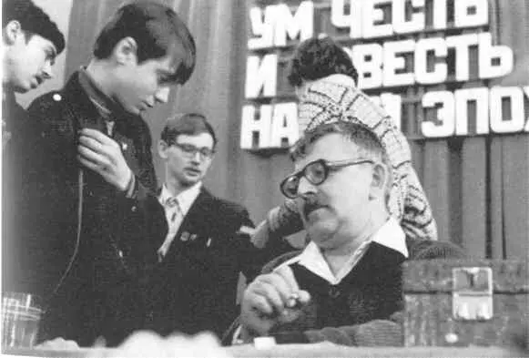 Аркадий Натанович с читателями Апрель 1981 г Свердловск Дружеский шарж - фото 53