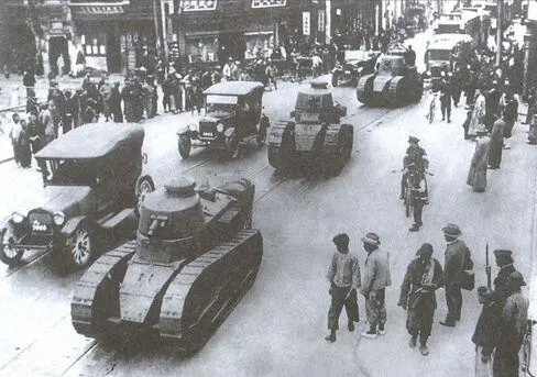 Японские танки Renault FT17 на улице Мукдена Танки окрашены в зеленый цвет и - фото 13