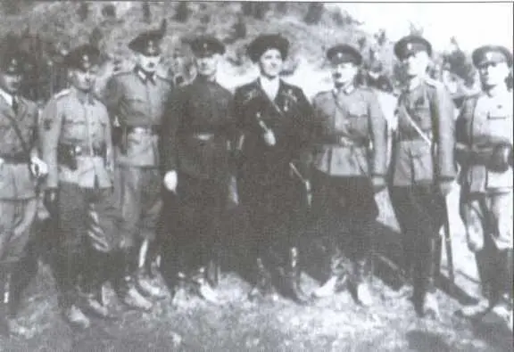 Группа офицеровказаков В центре полковник А И Медынский Казачий стан в - фото 17