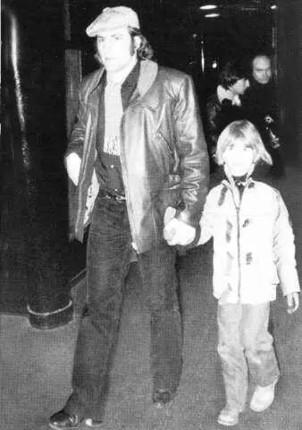 Жерар с сыном Гийомом идут на концерт Эдди Митчелла в Олимпию 1979 г Отец - фото 9