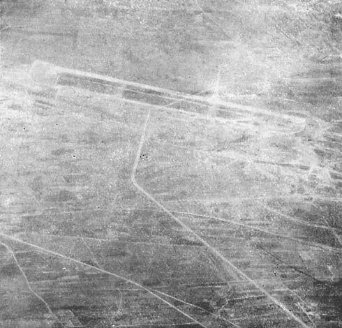 Рис 10 На этом фотоснимке снятом также с корейской стороны реки Ялуцзян - фото 11