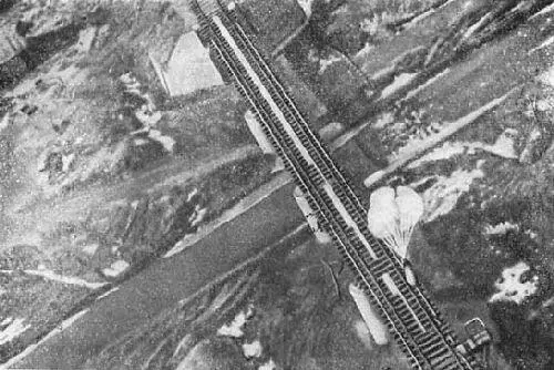 Рис 41 Видимая на фотоснимке парашютная бомба снаряженная взрывателем - фото 42