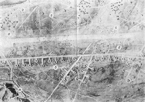 Рис 102 Этот составной фотоснимок аэродрома Ыйчжу сделан после налета - фото 111