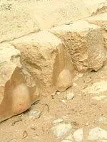 Основания многих пирамид Египта сложены из блоков с ровными плоскостями углами - фото 138