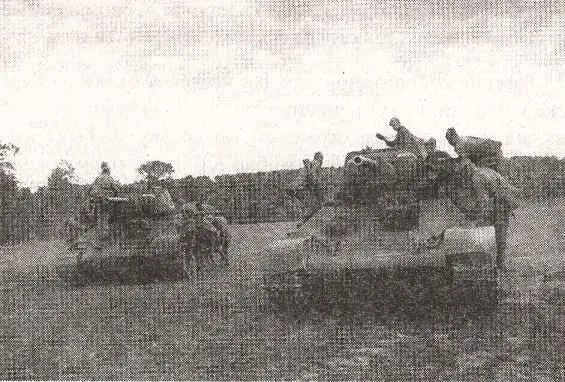 Танковый десант занимает места на боевых машинах 22я танковая бригада - фото 20