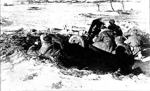 57мм противотанковая пушка ЗиС2 обр 1943 года ведет огонь по врагу Расчетом - фото 19