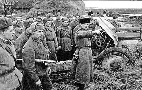 Умелый артиллерист Герой Советского Союза Федоров делится опытом с младшим - фото 27