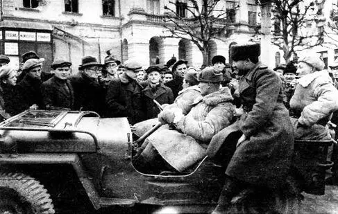 Красная Армия в Черновцах Жители с радостью встречают освободителей 1й - фото 37
