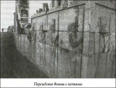 В главном зале дворца сохранились цоколи на которых покоились три ряда колонн - фото 13