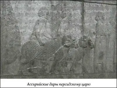 В Тройном портале золотые полосы вставлены в углубления короны царя а на - фото 14