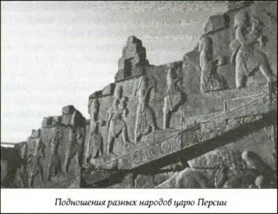 Возможно скульпторы и посетители осознавали эту несоразмерность в изображении - фото 18