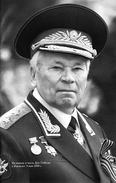 На параде в честь Дня Победы в Ижевске 9 мая 2009 г Мать конструктора - фото 1