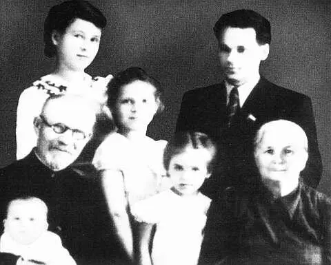 М Т Калашников с матерью отчимом Ефремом Никитичем Косачем женой Екатериной - фото 3