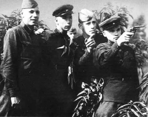 На учебных стрельбах в танковой школе г Стрый 1939 г М Т Калашников с - фото 6