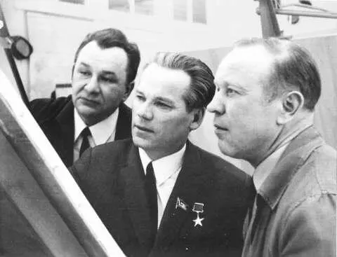 М Т Калашников со своими помощниками В Н Пушиным слева и А Д - фото 17