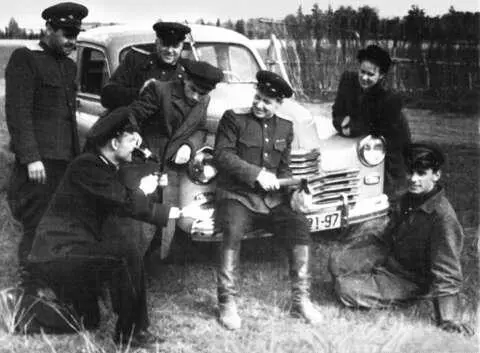 С друзьями возле автомобиля Победа приобретенного на Сталинскую премию - фото 18