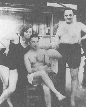 К Шульженко и В Коралли 1930 г К Шульженко в ожидании сына конец 1931 - фото 7