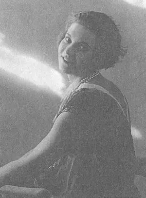 К Шульженко 1939 год К Шульженко и В Коралли с сыном Гошей середина - фото 9