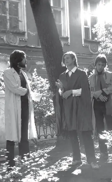 К осени 1985 года стали ощущаться первые еще робкие перемены в духовной жизни - фото 36